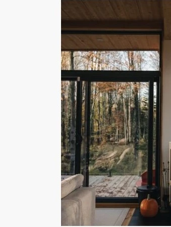 Wohnraum mit Holz und grossen Fenstern